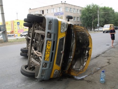 В Челябинске опрокинулась маршрутная "Газель" - 3 человека травмированы