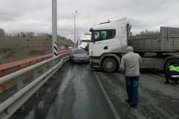  тюменской трассе фура тормозов протаранила машины 