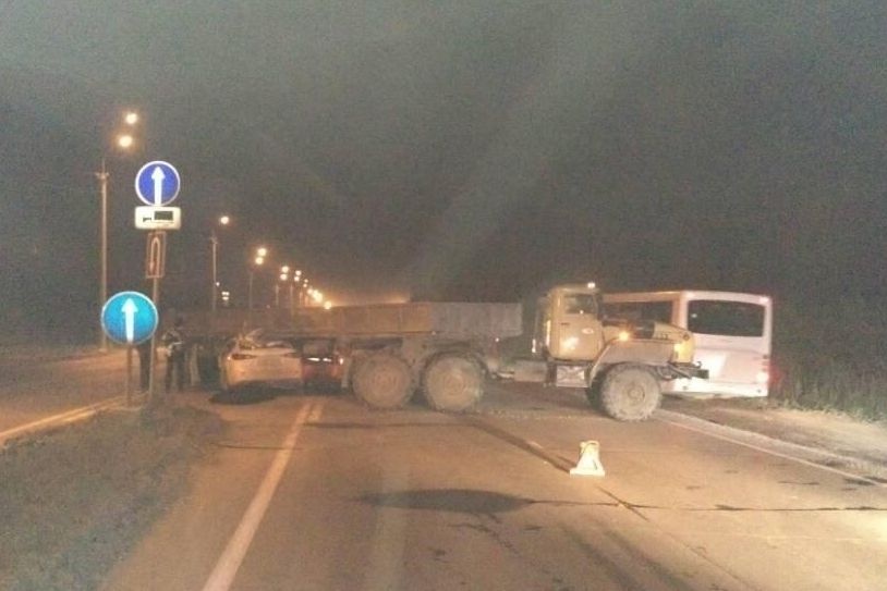  тобольске иномарка протаранила фуру 