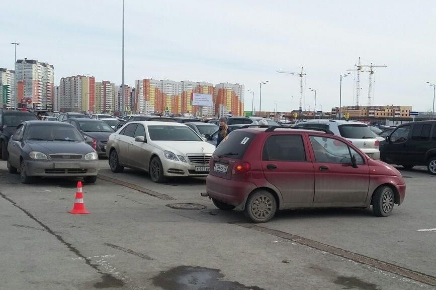  11-летняя тюменка попала колеса иномарки парковке 