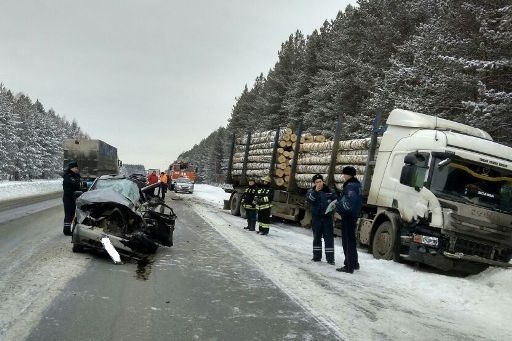  лесовоз смял легковушку режевском тракте погибших 