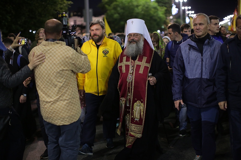  000 паломников ночью прошли улицам екатеринбурга 