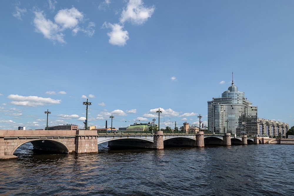  иностранец сиганул машине разведенный мост санкт-петербурге 