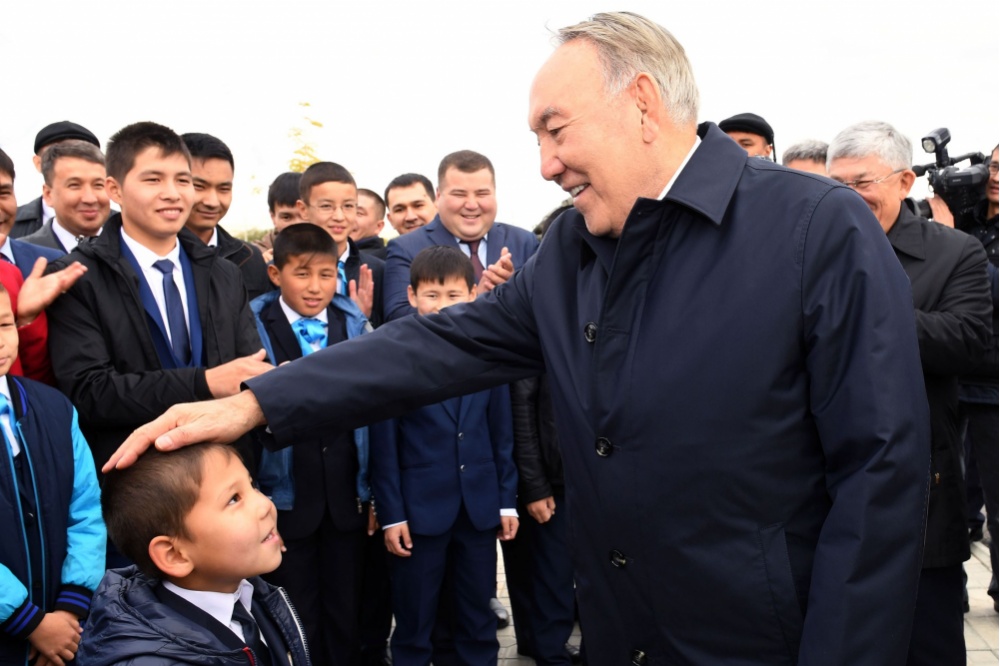  назарбаев перевел алфавит латиницу 