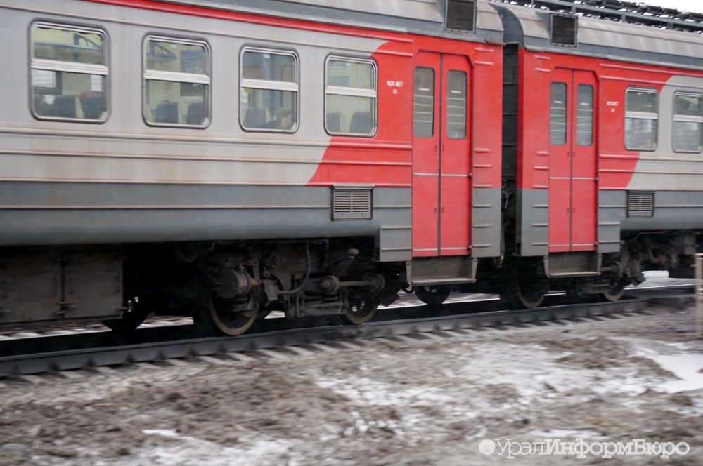 Пассажир электрички до Екатеринбурга угрожал кассиру оружием