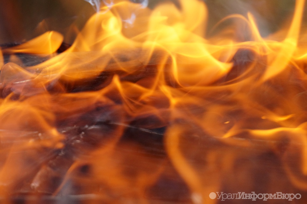 В Екатеринбурге подростки сожгли гараж и УАЗ