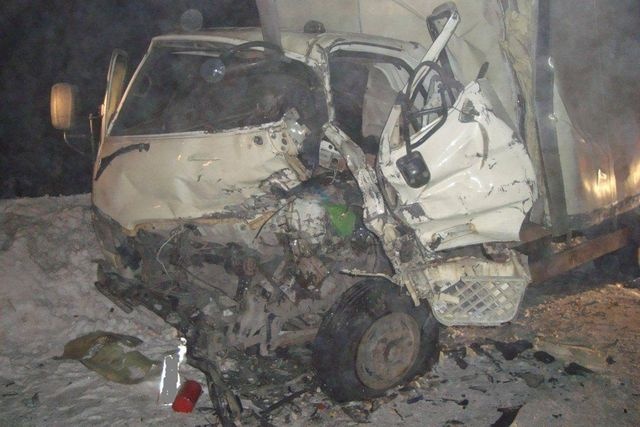  югре грузовик смял автофургон 