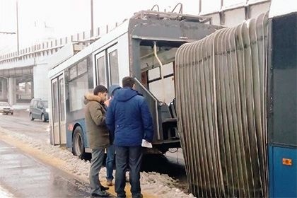 На западе Москвы троллейбус разорвало пополам
