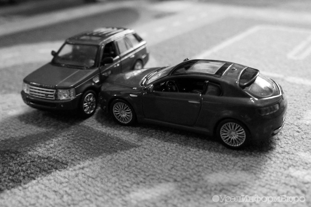  центре екатеринбурга daewoo nexia протаранила автобус 