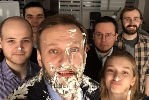 Неизвестные умыли Навального тортом