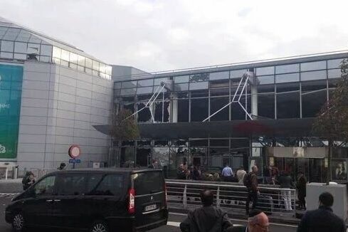 аэропорту брюсселя взорвали бомбу погибло 