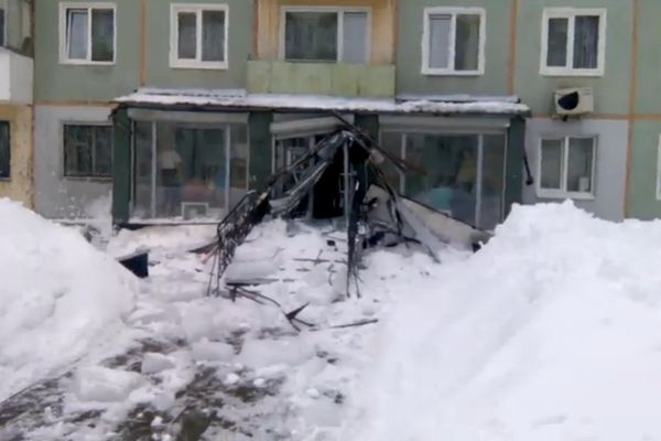  североуральске глыба крыши рухнула крыльцо магазина 