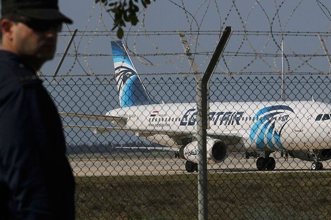  неизвестный захватил египетский самолет пассажиром 