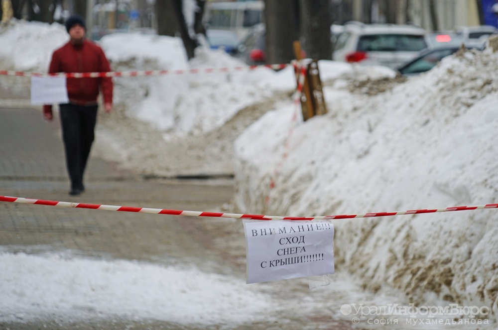  новой ляле снег проломил крышу многоэтажки 