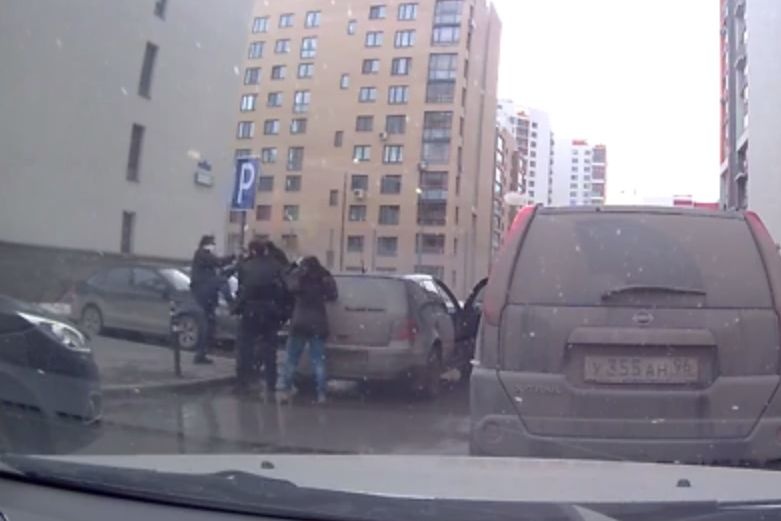  полиция ищет избивших семейную тюменцев 