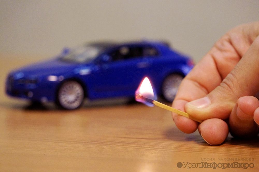  челябинске второклассники подожгли машины зажигалкой 