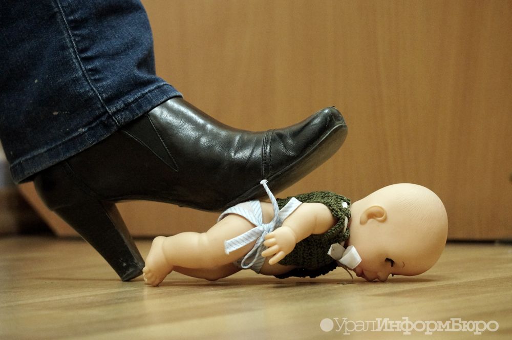  истязавшей 3-летнего ребенка тюменке нагрянула полиция 