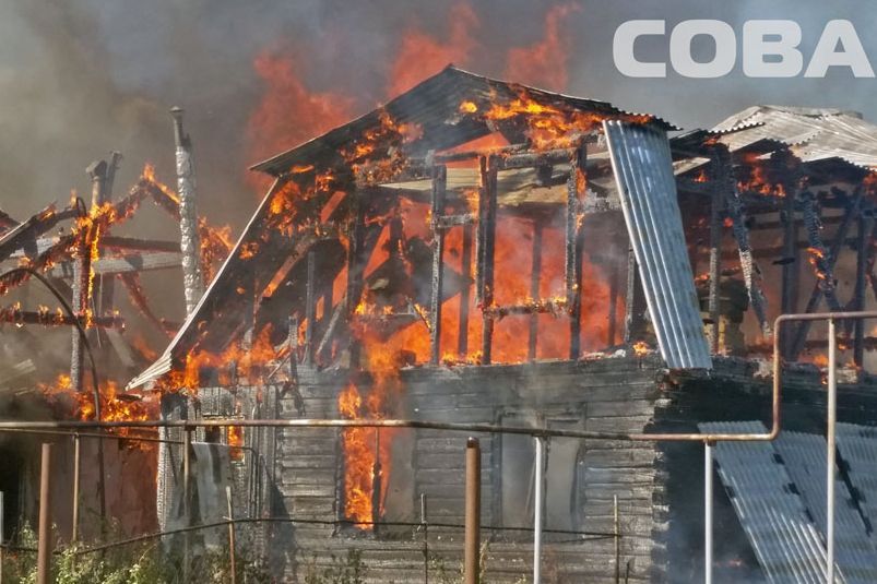 Под Екатеринбургом полыхали два дома