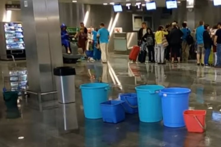  аэропорт рощино отметил праздники водой 