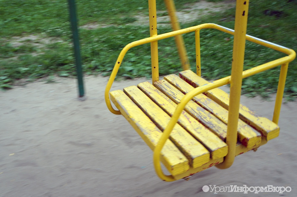  ревде аварийные качели упали школьницу 