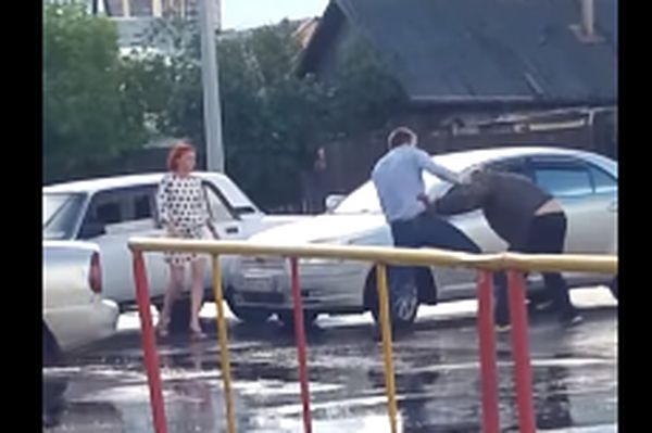  тюменцы разрулили дорожный конфликт помощью биты 