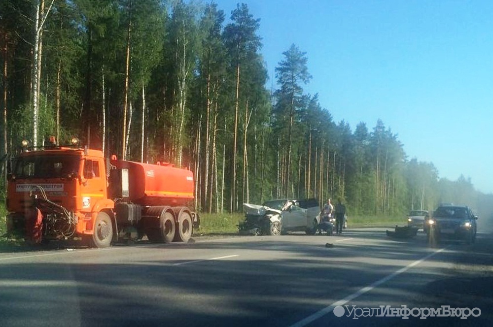  екаде легковушка сгорела дотла столкновения range rover фото 