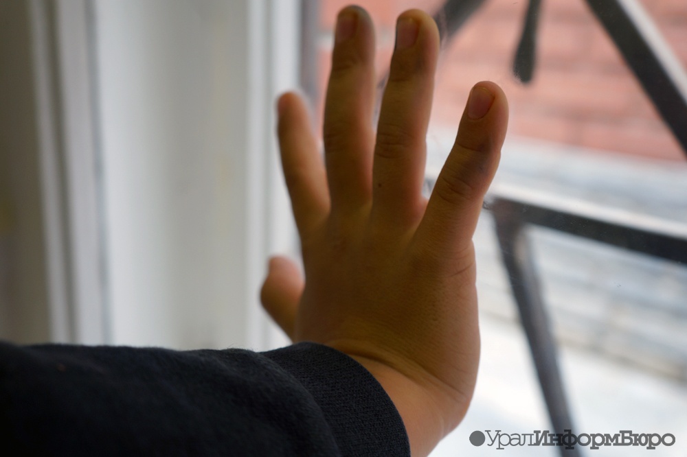  екатеринбуржец поймал выпавшую этажа 4-летнюю девочку 