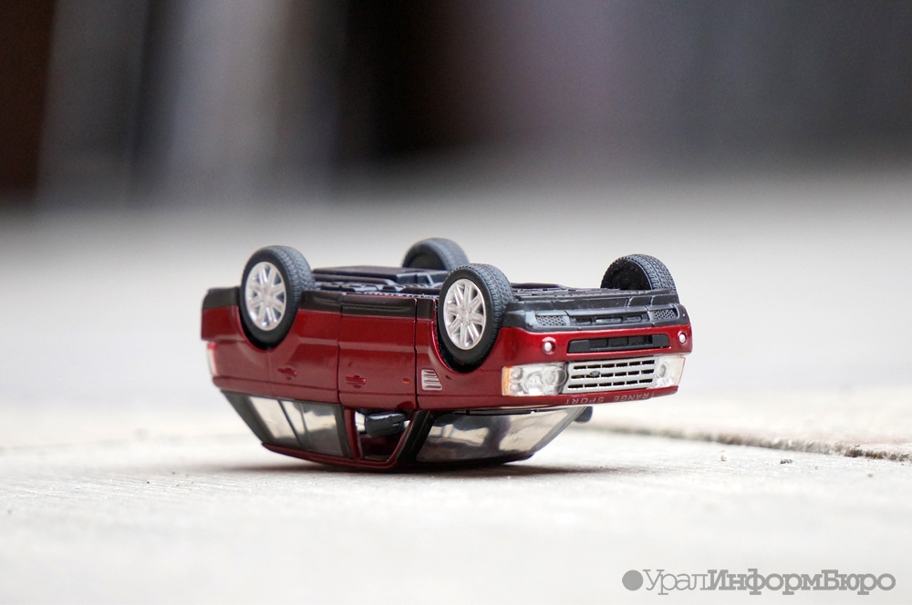  тоболяк бросил пострадавших перевернувшемся renault 