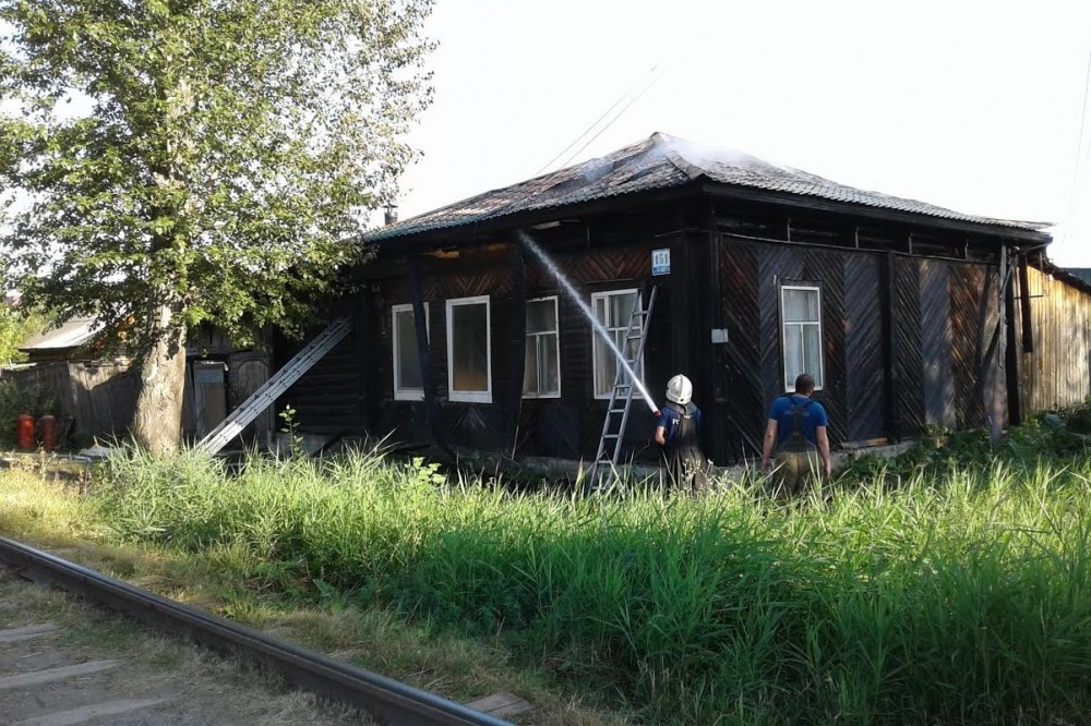  екатеринбуржца успели спасти горящего 