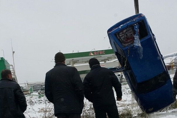  тюменец ладе слетел дороги воду 