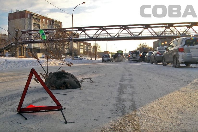  екатеринбурге отскочившая крышка люка подкинула иномарку 