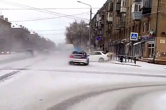  магнитогорске машина свадебного кортежа вылетела тротуар 