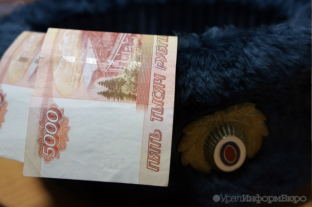  ревдинского экс-полицейского судить взятки 300 