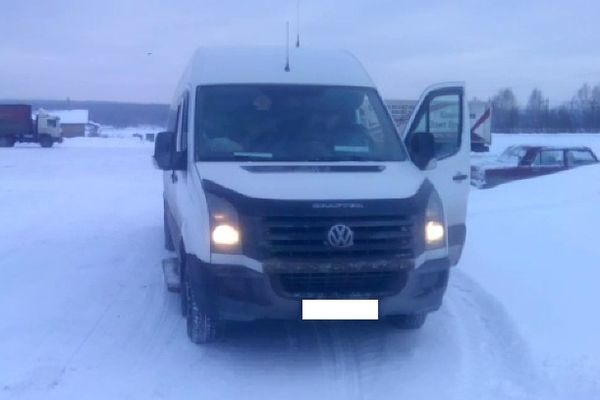  свердловской трассе остановили опасный микроавтобус детьми 
