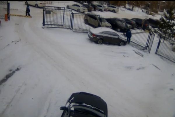 Свидетели: в Перми на стоянке мужчина избил пенсионера, убиравшего снег