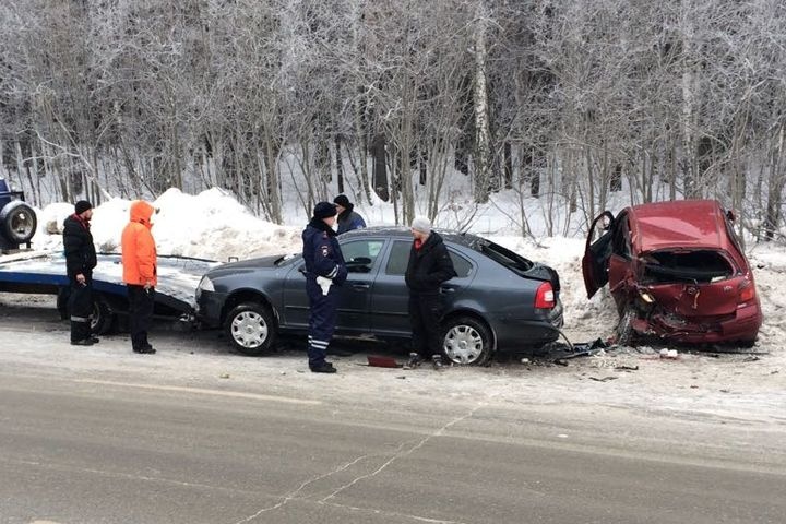 В Екатеринбурге в ДТП на трассе пострадали 3 человека