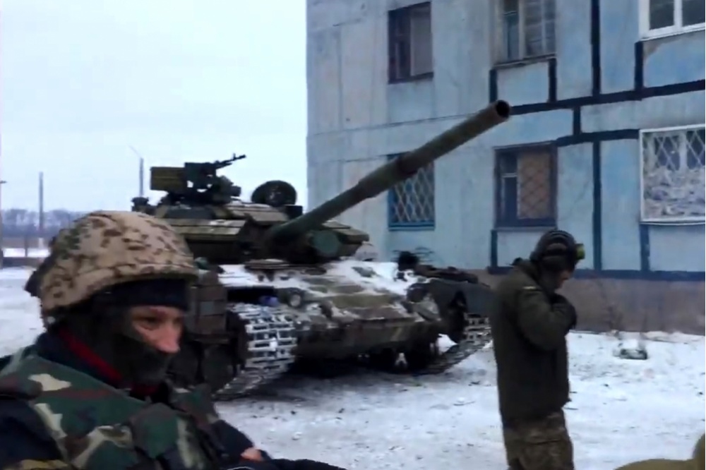  украинские танки подобрались донецку расстояние километров 