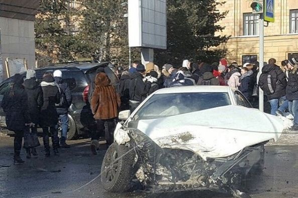  челябинске lexus влетел остановку юургу 