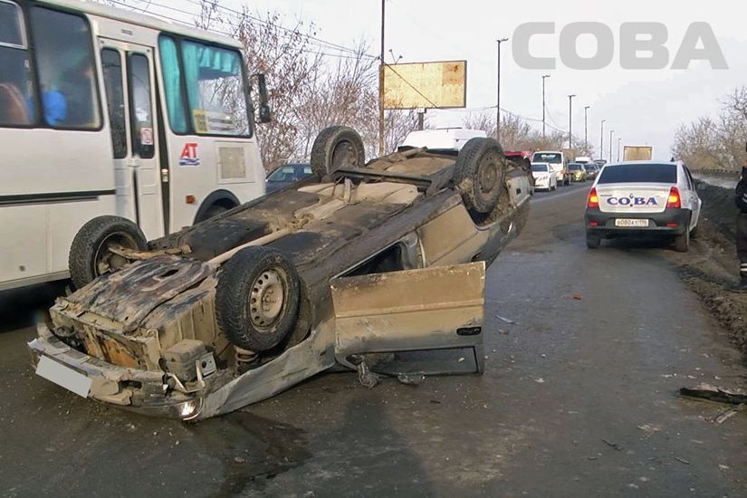  екатеринбурге блюхера иномарка встала крышу 