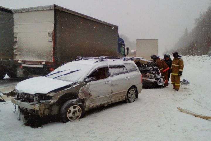 На Среднем Урале в смертельное ДТП попали 2 грузовика и 3 легковушки