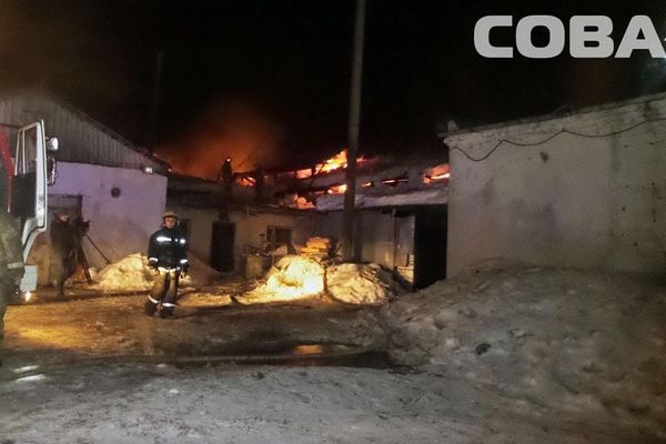  екатеринбурге полыхающей мебельной фабрике едва взорвался газ 