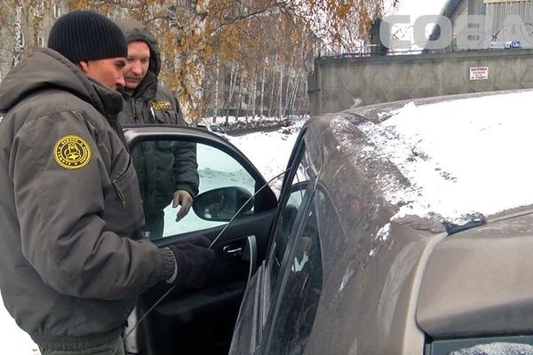  екатеринбурге ребенок оказался замурованным машине 