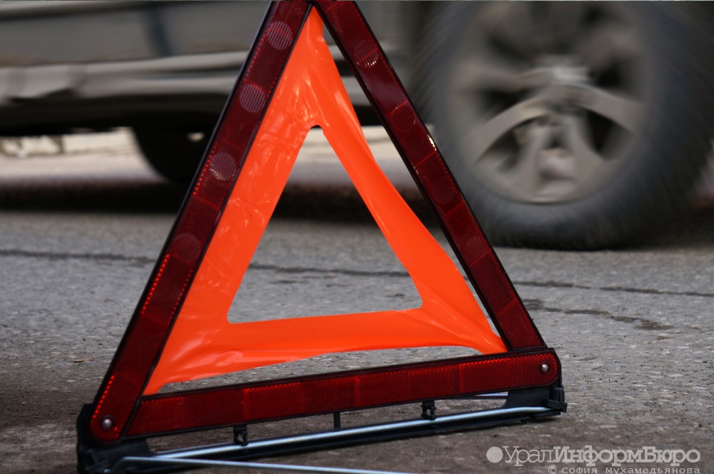 Три человека погибли в ДТП с участием полицейской машины в Свердловской области