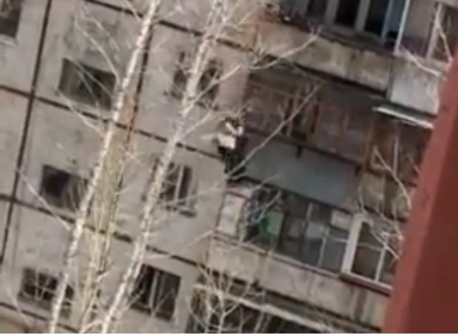  челябинец сорвался балкона этажа 
