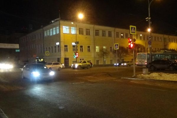  центре екатеринбурга мусоровоз наехал девушку 