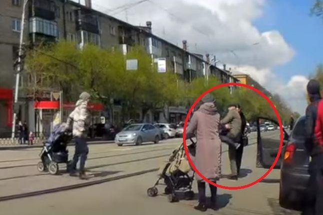  екатеринбурге автохам перегородил зебру избил пешехода 