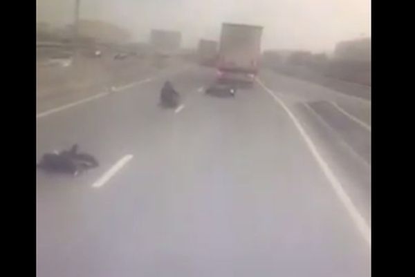  тагильчанка свалилась мотоцикла колеса фуры видео 