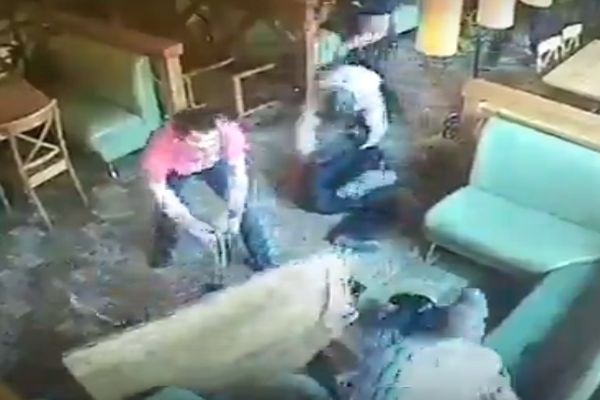  пятерых екатеринбуржцев жестоко избили пиццерии 