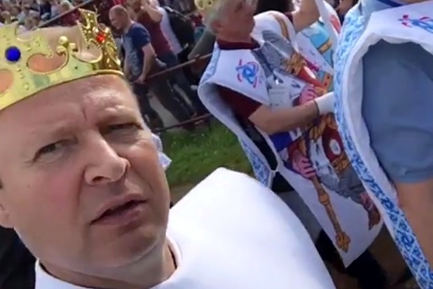  шептий примерил корону 