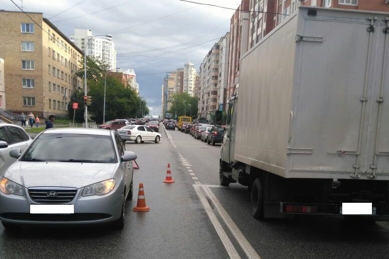  телефон загнал юную екатеринбурженку колеса иномарки 